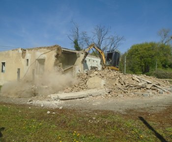 Zbúranie bývalej školy