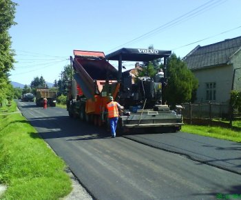 Rekonštrukcia štátnej cesty cez Úbrež v júli 2008 (foto Ľuboš Mi