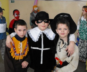 Karneval v základnej škole (foto Lucia Mirdová)