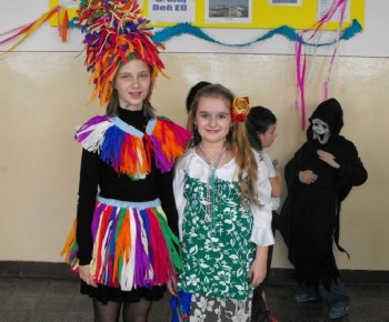 Karneval v základnej škole (foto Lucia Mirdová)