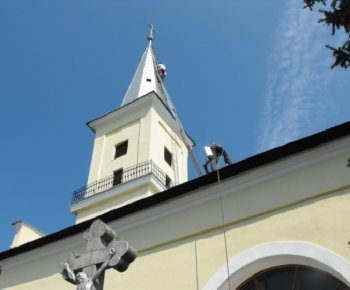 Náter striech kostola a fary (foto Ján Serbák)