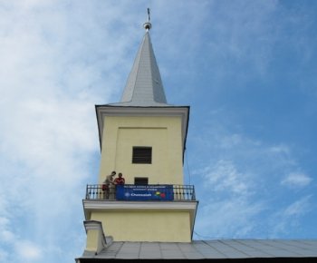 Náter striech kostola a fary (foto Ján Serbák)