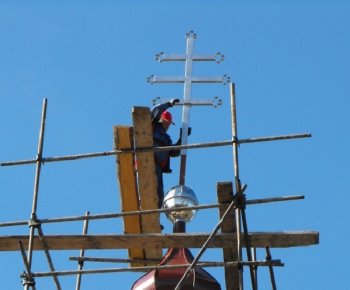 Montáž nového kríža na cerkev