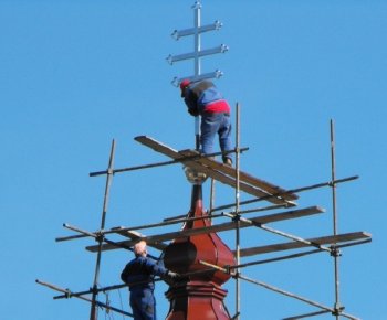 Montáž nového kríža na cerkev