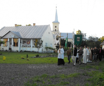 Chodník pri detskom ihrisku