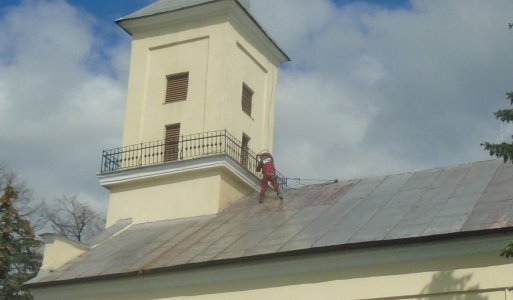 Natieranie strechy kostola 